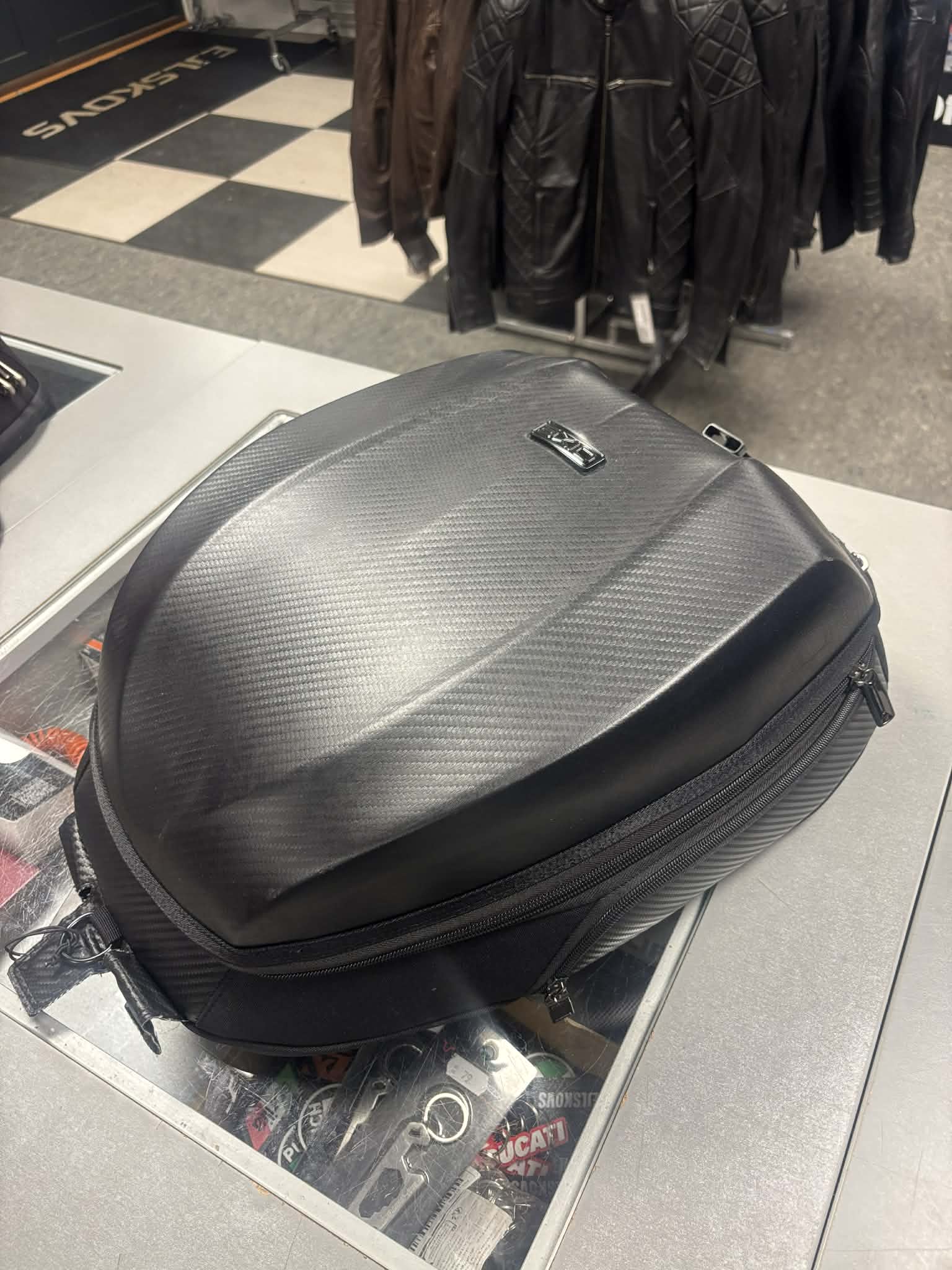 Axio Tankväska matt kolfiber Magnet