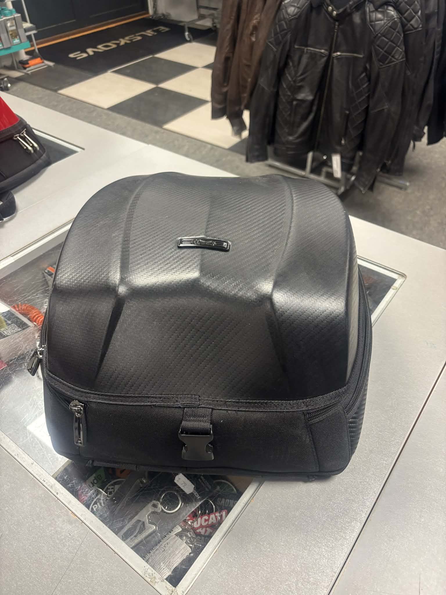 Axio Tankväska matt kolfiber Magnet