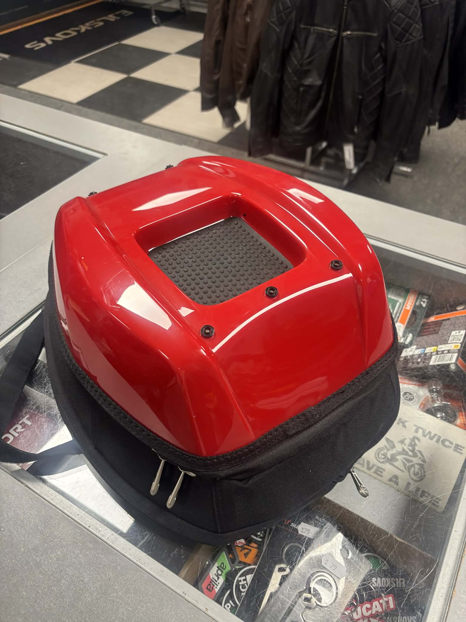 Axio Tankväska 16L Magnet Röd/Svart