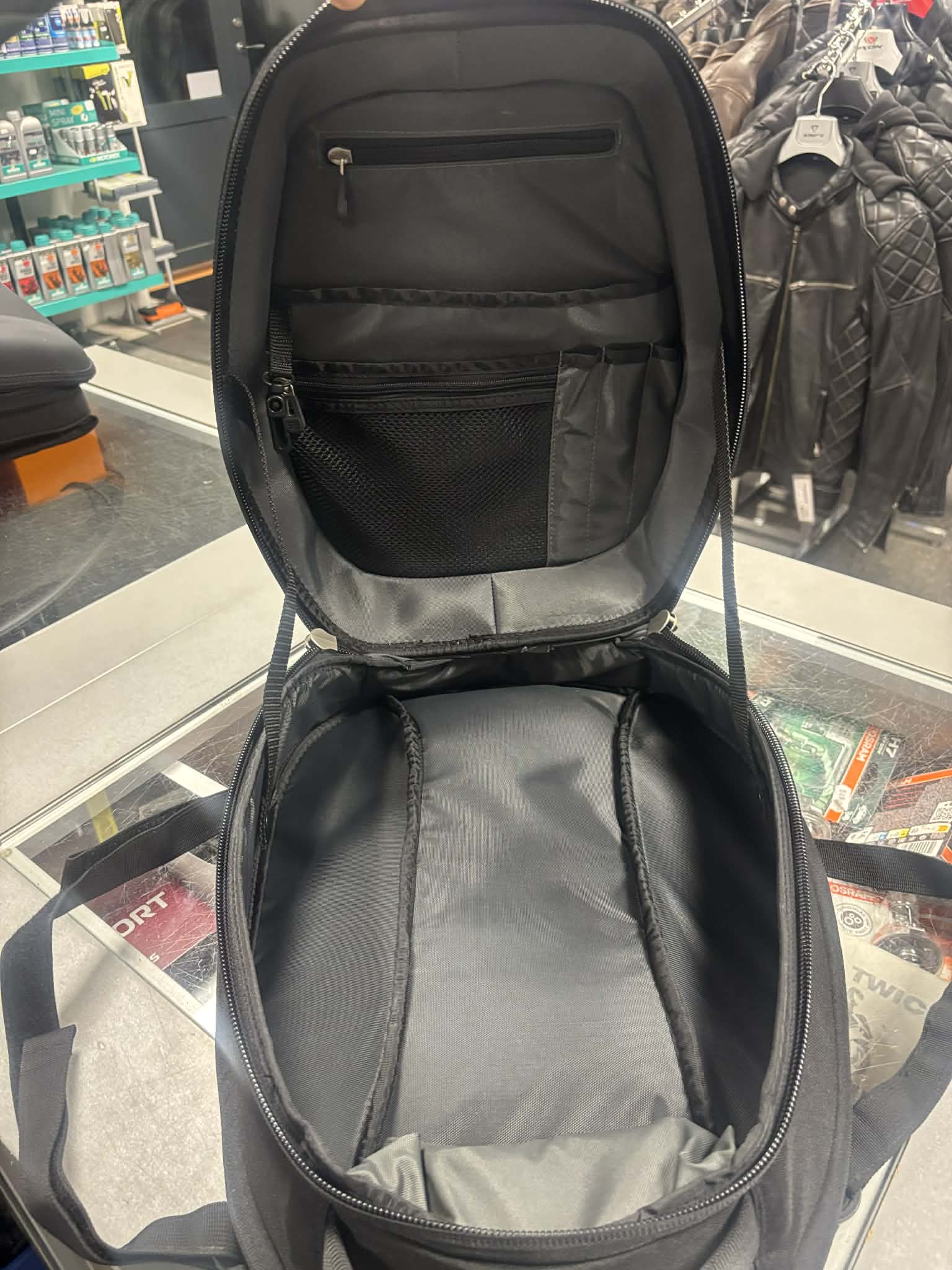 Axio Tankväska 16L Magnet Röd/Svart