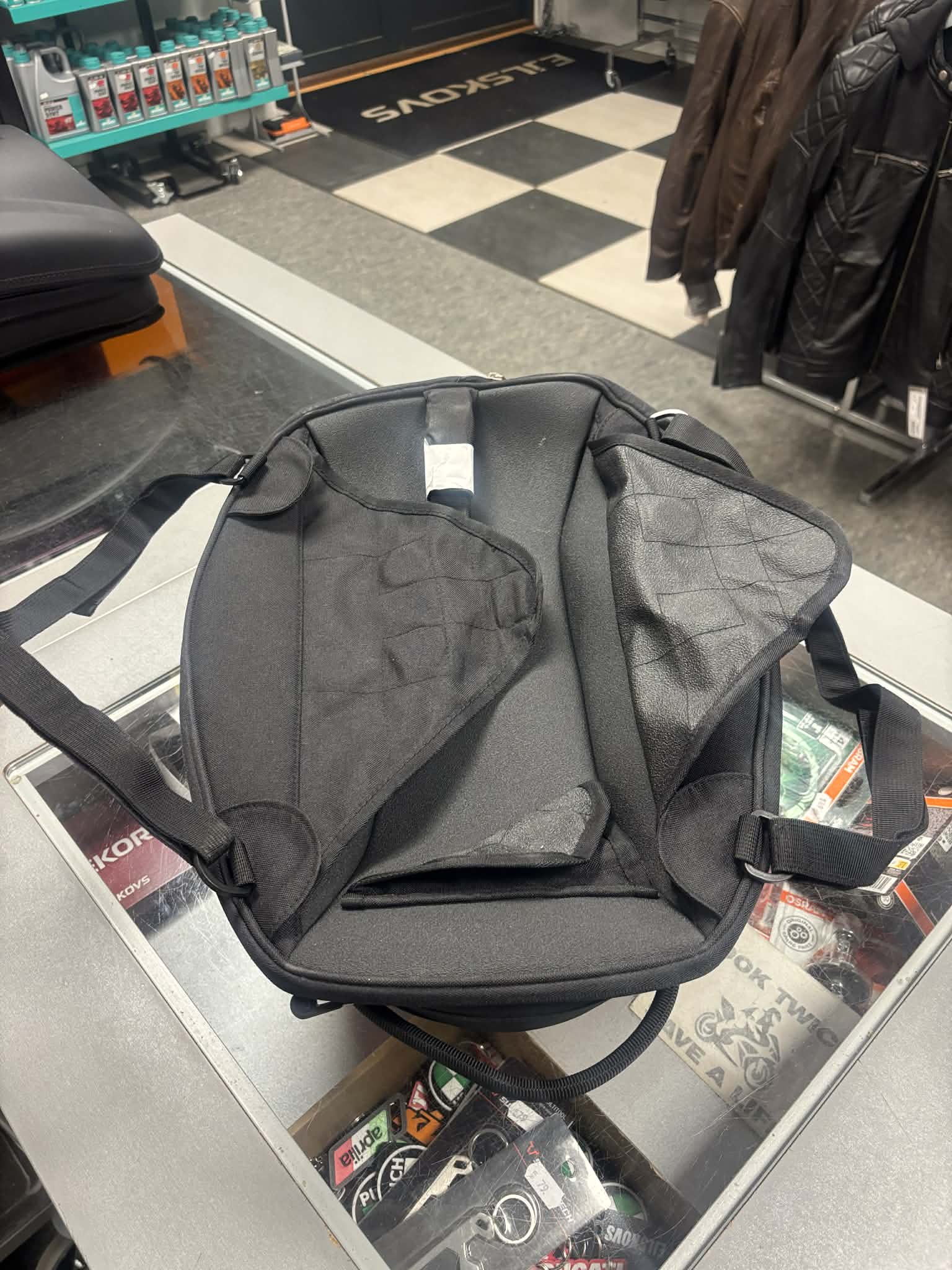 Axio Tankväska 16L Magnet Röd/Svart